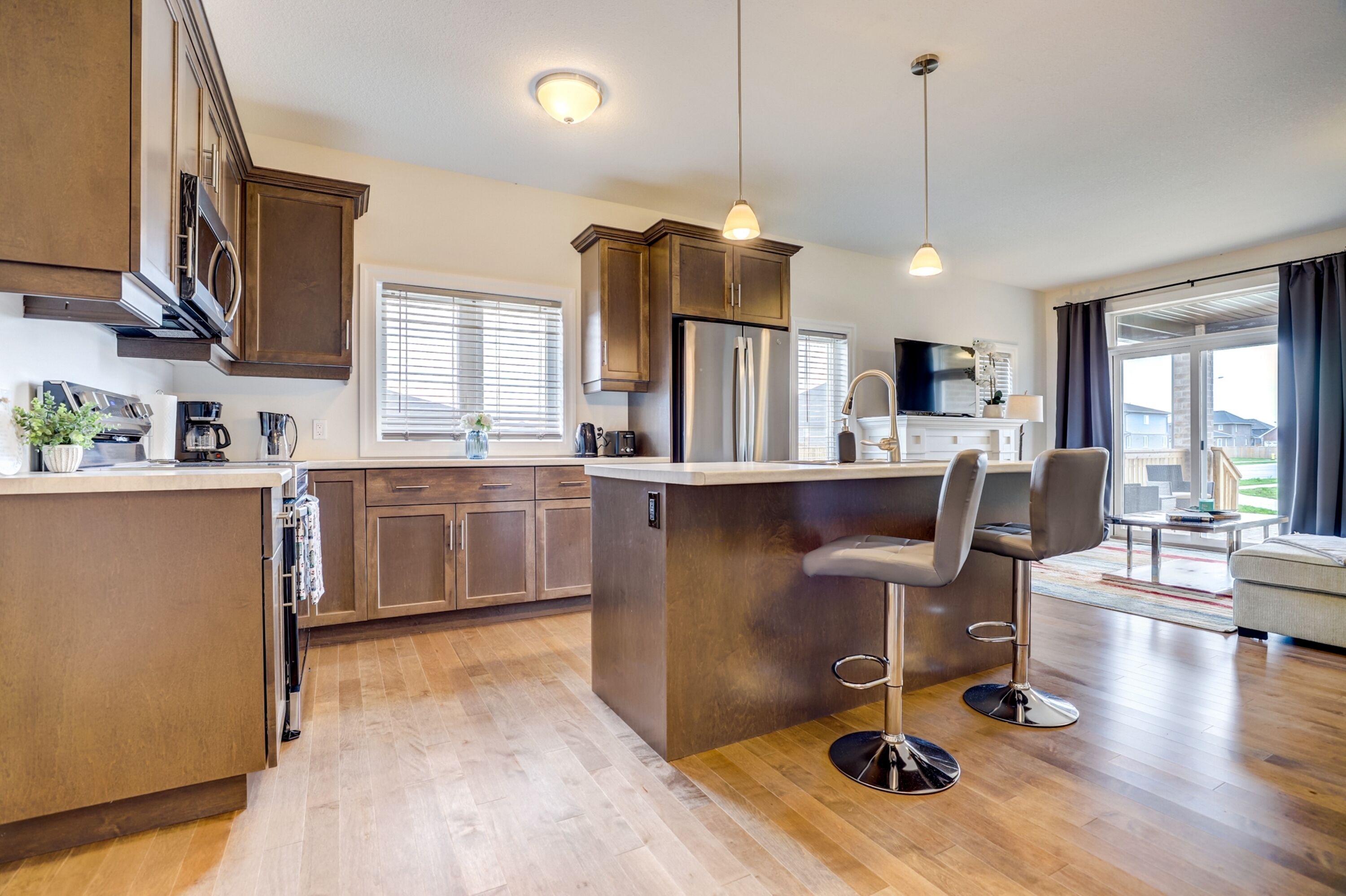 Full-sized fridge, microwave, oven, stovetop