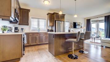 Full-sized fridge, microwave, oven, stovetop