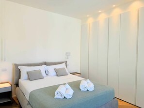 4 slaapkamers, een strijkplank/strijkijzer, gratis wifi, beddengoed