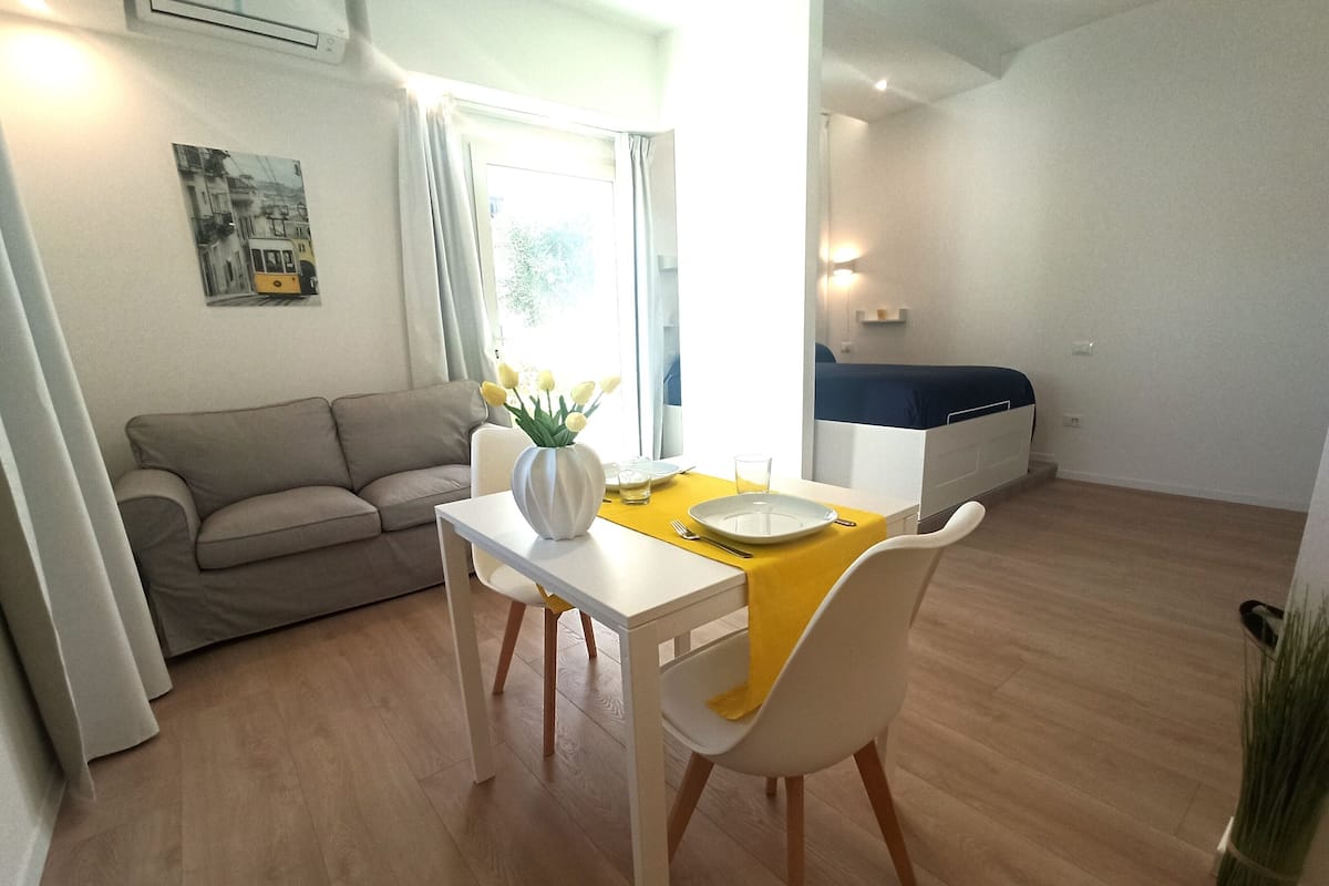 Classic-Studio | Wohnbereich | 25-Zoll-Smart-TV mit Satellitenempfang, Fernseher