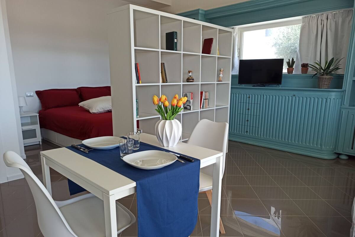 Deluxe-Studio | Wohnbereich | 25-Zoll-Smart-TV mit Satellitenempfang, Fernseher
