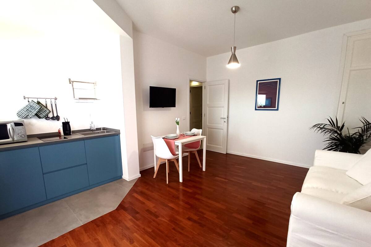 Deluxe-Apartment | Wohnbereich | 25-Zoll-Smart-TV mit Satellitenempfang, Fernseher