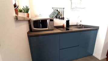 Deluxe Apartment | Private kitchenette | Fridge, microwave, stovetop, espresso maker