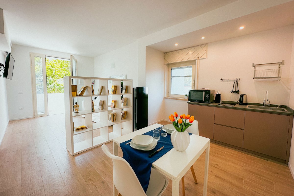 Superior-Apartment | Wohnbereich | 25-Zoll-Smart-TV mit Satellitenempfang, Fernseher