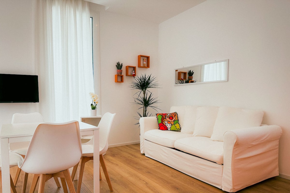 Panoramic-Apartment | Wohnbereich | 25-Zoll-Smart-TV mit Satellitenempfang, Fernseher