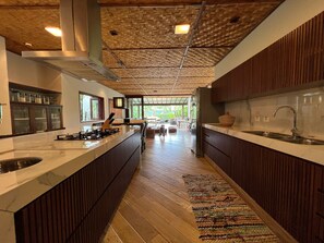 Refrigerador con freezer, microondas, utensilios de cocina