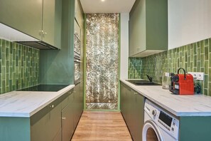 Geladeira, micro-ondas, fogão, cooktop