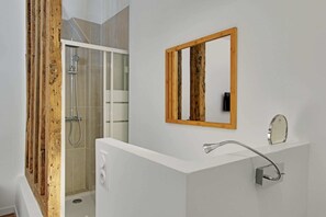Shower, hair dryer - Meslay 1 - Three Bedroom Apartment, Sleeps 8 (Paris)