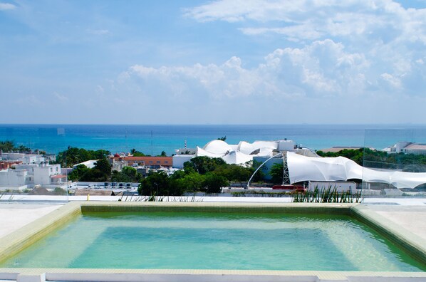 2 piscine all'aperto, lettini