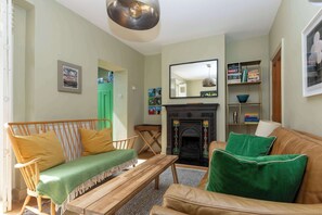 TV - Serene 2BD Home with Private Courtyard, Southwark (London)