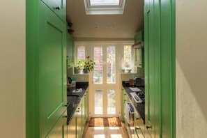 Fridge, microwave, oven, stovetop - Serene 2BD Home with Private Courtyard, Southwark (London)