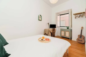 2 bedrooms, iron/ironing board, internet, bed sheets