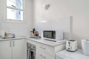 Microondas, horno, placa de cocina y hervidor eléctrico