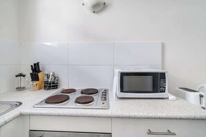 Mikroaaltouuni, uuni, liesi, vedenkeitin