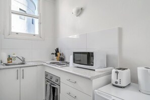 Microondas, horno, placa de cocina, tostadora