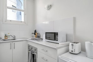 Mikrobølgeovn, ovn, kokeplater og brødrister