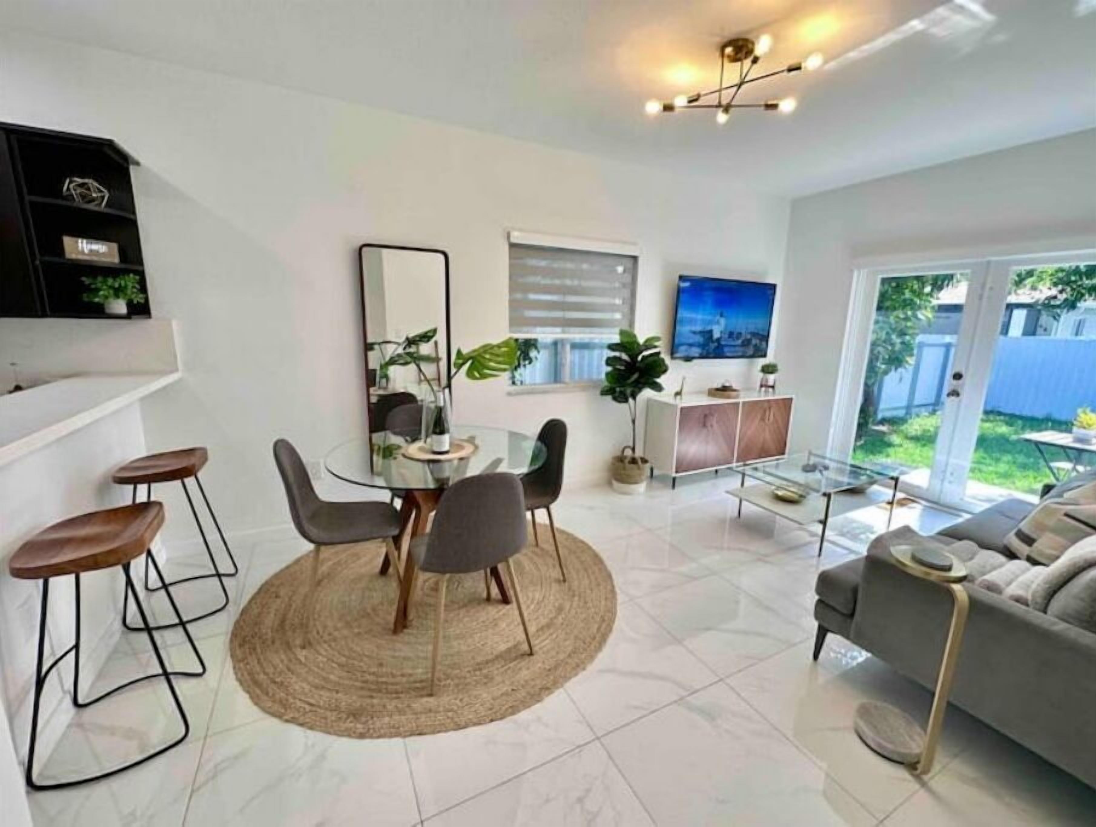 NEW BUILD! Luxury 3 Bedroom / 2 Bathroom Private Clean Home - MIAMI☀️🏝