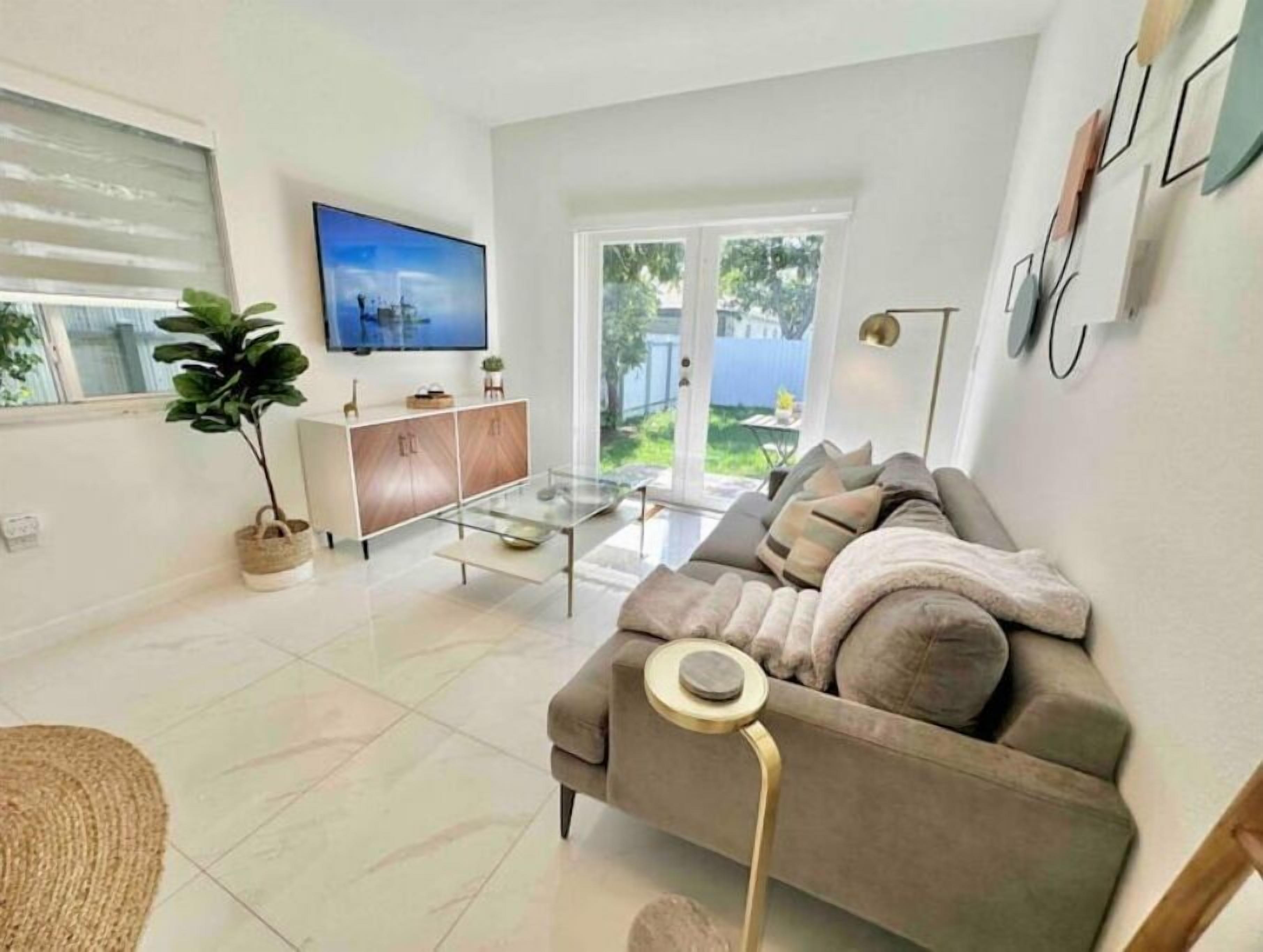 NEW BUILD! Luxury 3 Bedroom / 2 Bathroom Private Clean Home - MIAMI☀️🏝