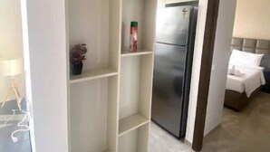 Une cuisine moderne dotée d’un réfrigérateur encastré et d’un coin repas avec une table et des chaises.