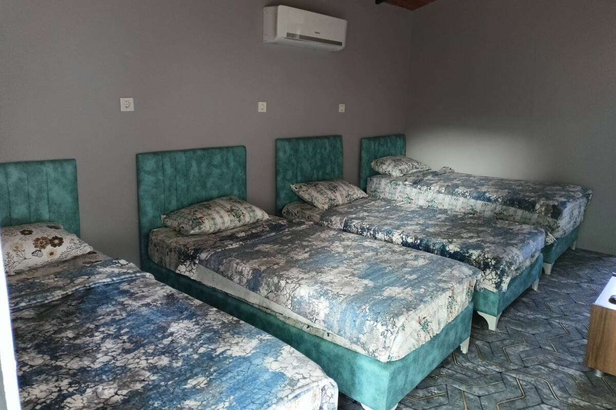 Classic Quadruple Room | Bilik Mandi | Selipar 