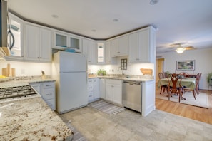 Fridge, microwave, stovetop, dishwasher