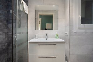Een haardroger, handdoeken, toiletpapier