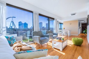 Penthouse | Vardagsrum | 40-tums smart-tv med digitalkanaler, tv och Netflix