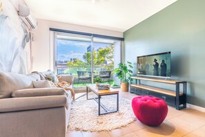 Design appartement | Woonruimte | Een 40-inch smart-tv met digitale zenders, televisie en Netflix