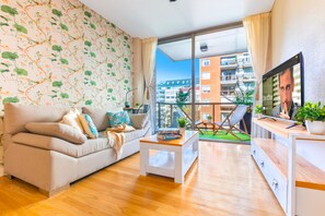 Appartement | Woonruimte | Een 40-inch smart-tv met digitale zenders, televisie en Netflix