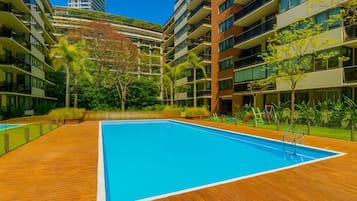 Piscina externa sazonal, funciona das 9h às 21h, espreguiçadeiras
