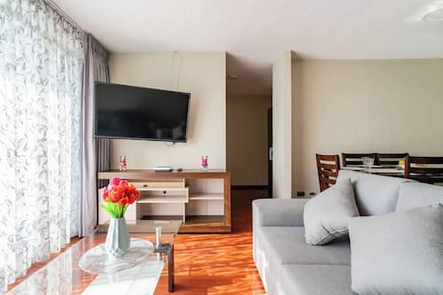 Apartament superior, 3 dormitoris, balcó, vistes a la ciutat | Sala d'estar | Televisor de pantalla plana de 50 polzades amb canals per cable