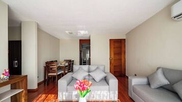 Leilighet – superior, 3 soverom, balkong, byutsikt | Oppholdsområde | En 50-tommers Flatskjerm-TV med kabel-kanaler