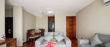 高级公寓, 3 间卧室, 阳台, 城市景观 | 起居区 | 50-英寸纯平电视(配备有线频道)