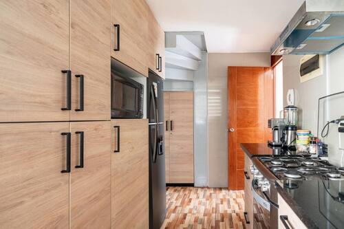 Apartament superior, 3 dormitoris, balcó, vistes a la ciutat | Cuina privada | Frigorífic, microones, forn i torradora