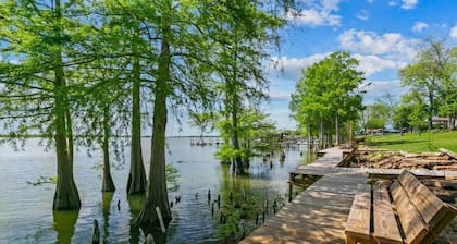 Cozy Lake Front Home