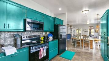 Køleskab, mikrobølgeovn, ovn, kogeplade