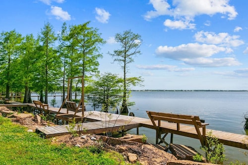 Cozy Lake Front Home
