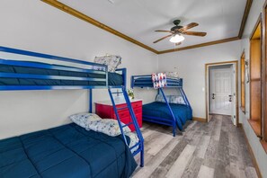 3 室のベッドルーム、アイロン / アイロン台、WiFi、ベッドシーツ