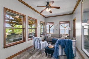 TV, video games - Cozy Lake Front Home (Vicksburg)