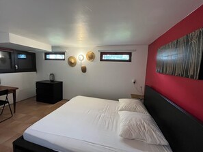 4 slaapkamers, een bureau, een strijkplank/strijkijzer, reisbedje