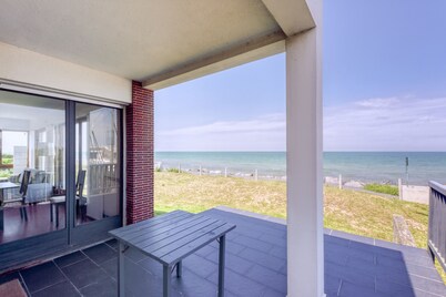Villa les Sternes, beachfront with 180° sea view 