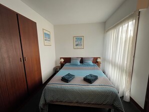 4 soverom, skrivebord, strykejern/-brett og reiseseng for barn