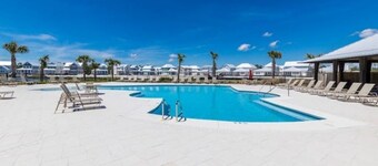 Whiskey Sands- 4 Private Suites, Fenced Yard, Close to Pool, Walk to the Beach!