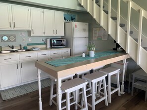 Fridge, microwave, oven, stovetop - #184-Condo by pool/Gorge shuttle-book separately (Quincy)