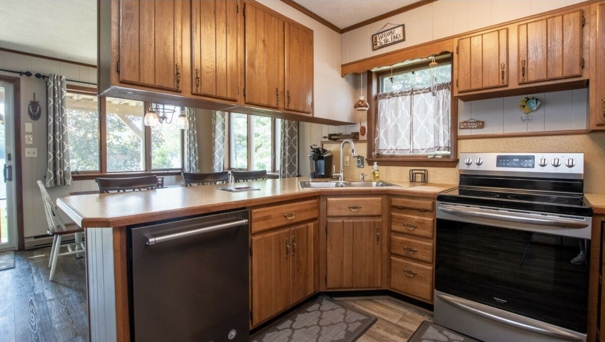 Beautiful waterfront cottage with dock and fire pit 