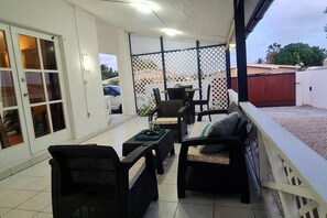 Outdoor dining - Cozy Villa with big  pool and absolute privacy (Willemstad)