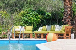 Piscine extérieure en saison