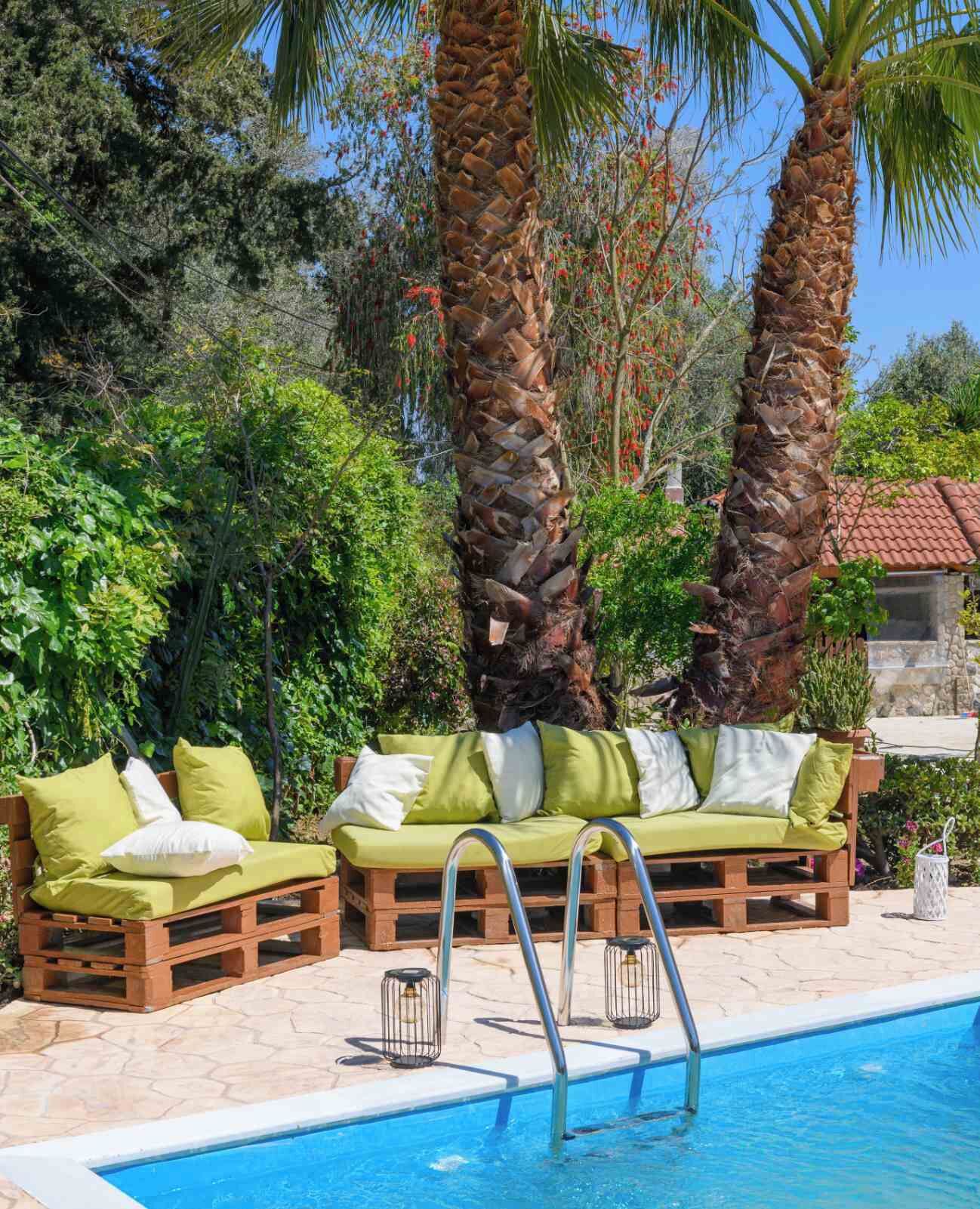 Una piscina al aire libre de temporada