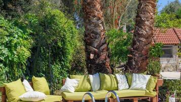 Una piscina al aire libre de temporada