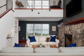 Smart TV, chimenea, futbolito y libros 